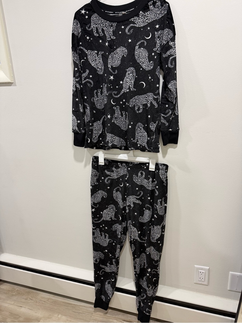 Women's Black Leopard & Stars Pajama Set - Long Sleeve Top & Jogger Pants